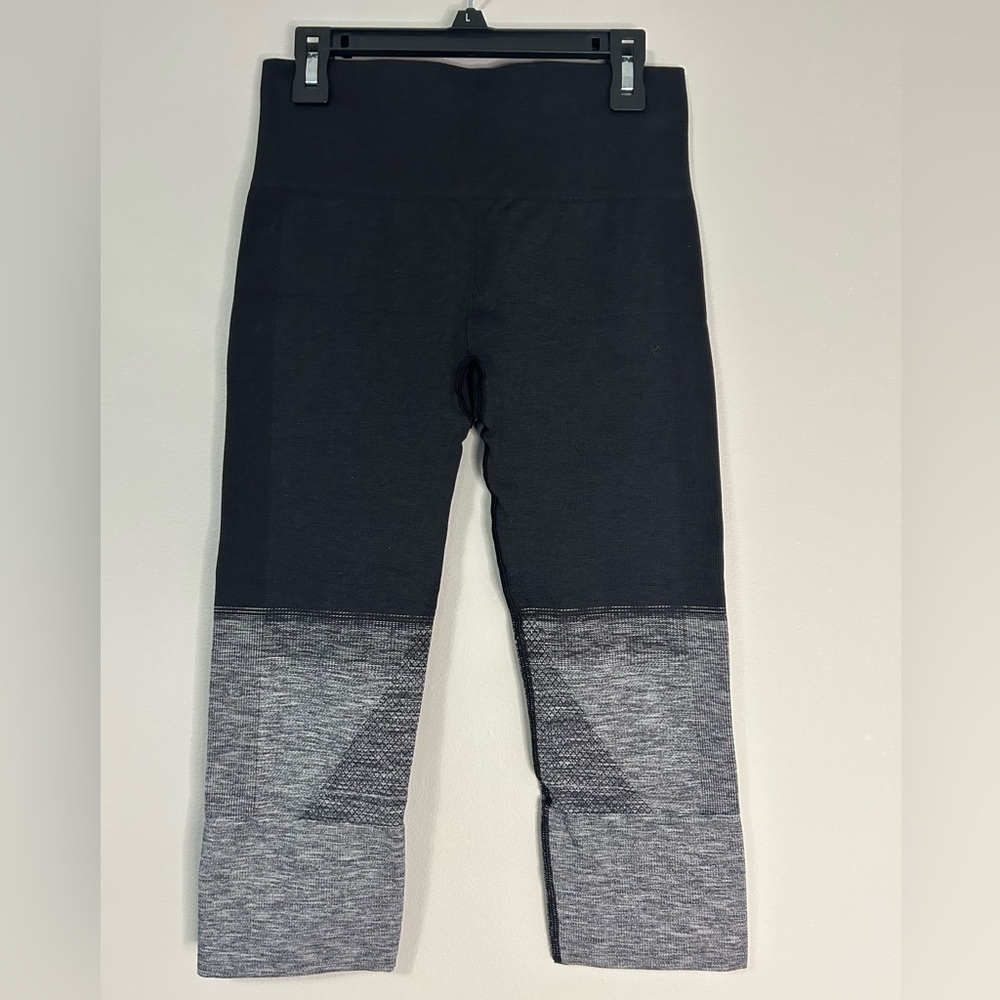 Lululemon Seamlessly Street Crop, Size 4 - Picture 7 of 9